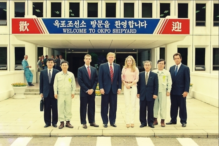 1998년 6월 5일 대우중공업 옥포조선소를 방문한 도널드 트럼프 회장 일행이 본관 건물 앞에서 기념촬영을 하고 있다. /대우조선해양