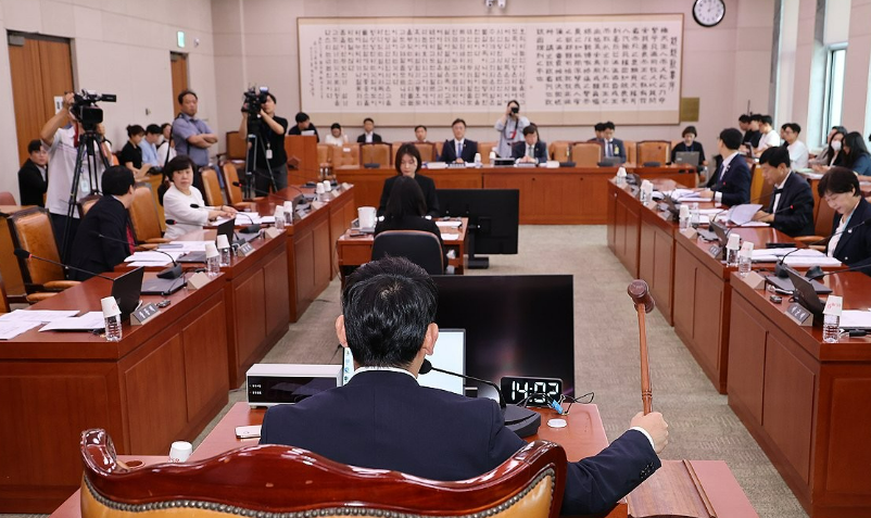 28일 서울 여의도 국회에서 열린 법제사법위원회 법안심사제1소위원회에서 김용민 소위원장이 의사봉을 두드리고 있다. /연합뉴스