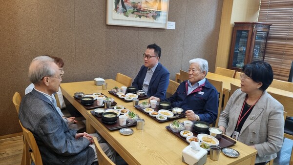 입주민과 함께 유당마을 식당에서 식사하는 양 이사장/이한세 객원기자