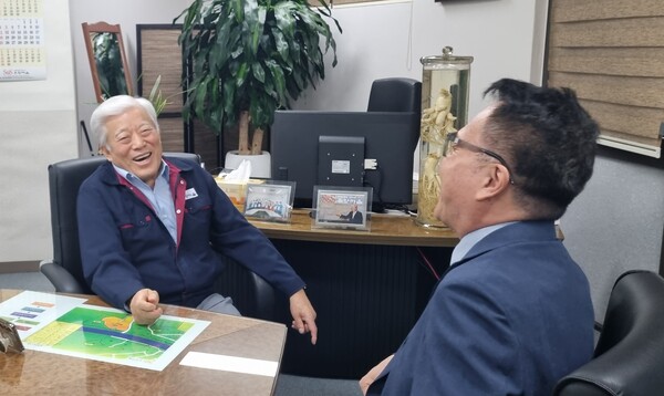 기자와 환한 미소로 담소하는 양 이사장/이한세 객원기자