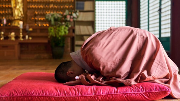 절을 한다는 건 내가 옳다는 마음을 내려놓는 수행의 시간이다. /게티이미지뱅크