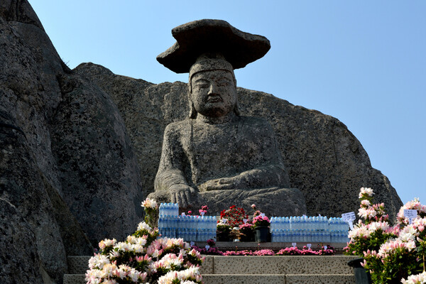 한 시간 높게 가파른 계단을 올라 갓바위 부처님을 만났던 그 시간 역시 수행이었다. /게티이미지뱅크