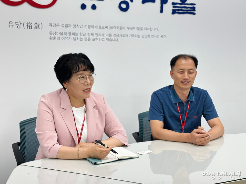 31일 여성경제신문과 만난 조선화 부원장(16년 차)과 최성길 복지관리팀장(8년 차)은 "어르신들은 직원을 '맥가이버'라고 부르신다"며 "어르신과 보호자 모두에게 신뢰를 주는 것을 운영의 최우선 원칙으로 삼고 있다"고 강조했다. /김정수 기자