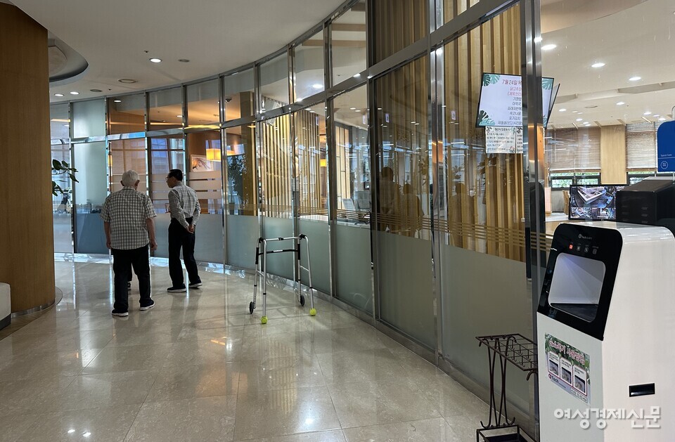 유당마을에서 식당은 300여명의 모든 입주 어르신을 가장 잘 관찰하고 돌볼 수 있는 핵심 생활 관찰 지점이다. 사진은 식당 앞 복도 모습 /김정수 기자