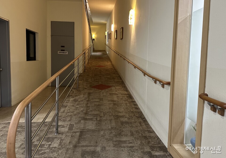 유당마을 건물의 맨 아래층에는 입주자들이 운동 삼아 걸어 올라갈 수 있도록 경사로가 설치돼 있다. /김정수 기자