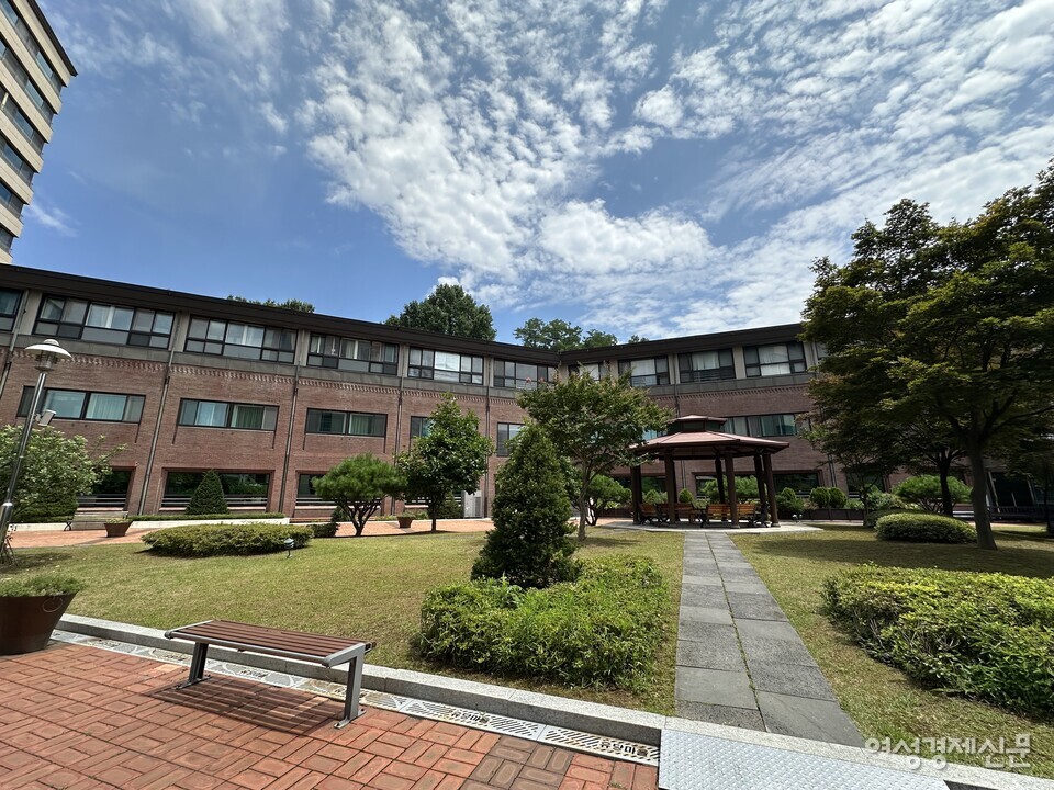 유당마을은 신관과 본관이 외형상 분리돼 있지만 내부는 순환형 구조로 한 번에 이동할 수 있도록 설계돼 있다. /김정수 기자