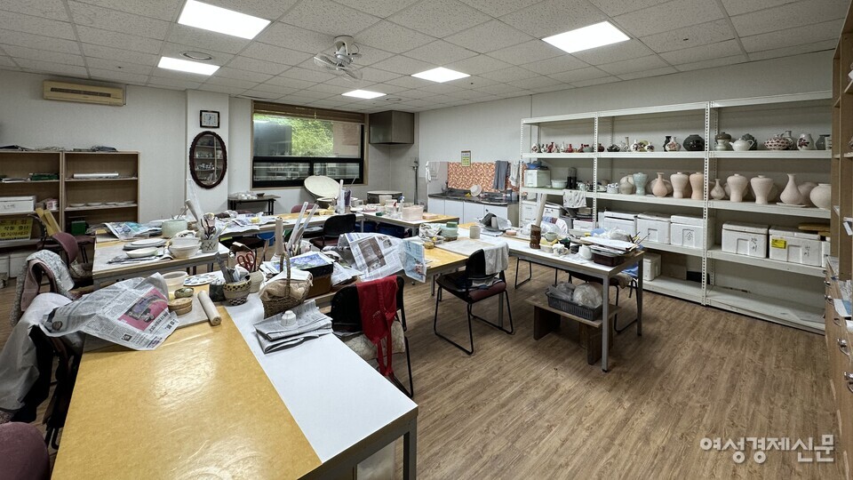 유당마을 도예실. 이곳에서 어르신들이 만든 도자기와 그릇은 내부 카페에 전시돼 있다. /김정수 기자