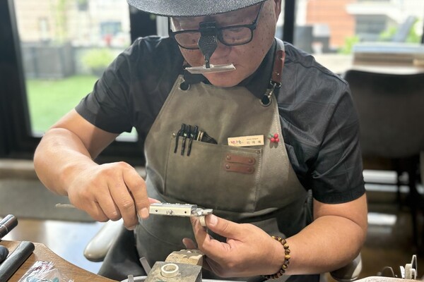 확대경을 끼고 반지를 만드는 ‘링 마스터’ 이석호 대표 /민은미