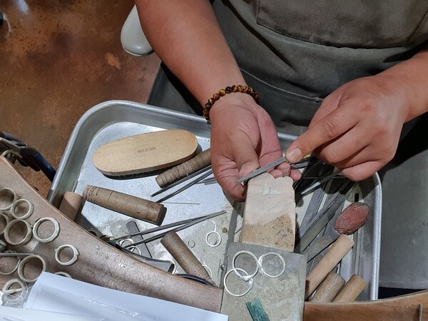 이석호 대표가 작업대에서 반지를 다듬는 모습 /민은미