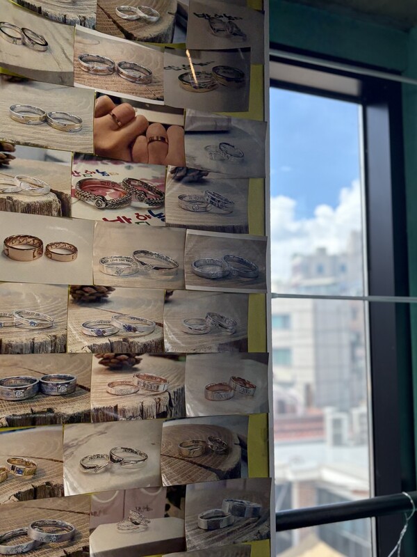 지금껏 방문했던 고객들의 커플링 사진이 공방 벽면에 걸려 있다. /민은미