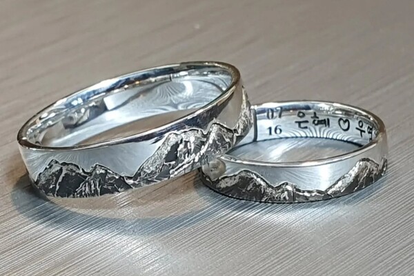 산악인 커플의 커플링으로 산 능선을 반지에 옮기고 입체감을 살린 후 햇살에 빛나는 설산의 광채까지 표현해 완성했다. /반지야 놀자