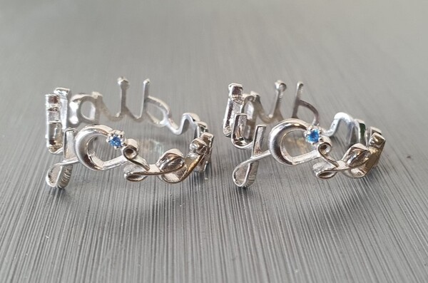 필기체로 연결된 ‘Serendipity’ 글자와 초승달 모양을 넣어서 만든 자매의 반지로 고난도 작업이었다. /반지야 놀자