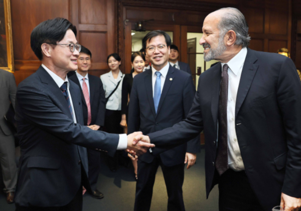 김정관 산업통상자원부 장관(왼쪽)이 지난 24일(현지시간) 미국 워싱턴 DC 상무부 회의실에서 하워드 러트닉 미국 상무부 장관과 악수하고 있다. /산업통상자원부