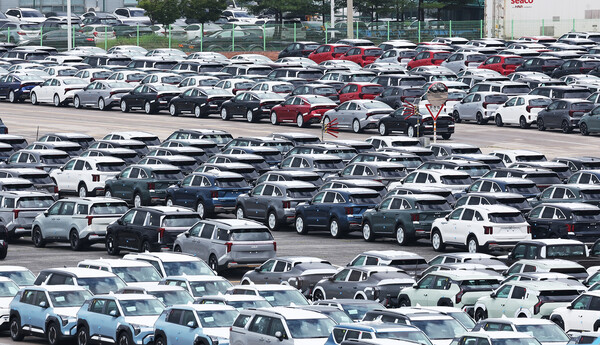 경기도 평택항에 세워져 있는 수출용 자동차. /연합뉴스