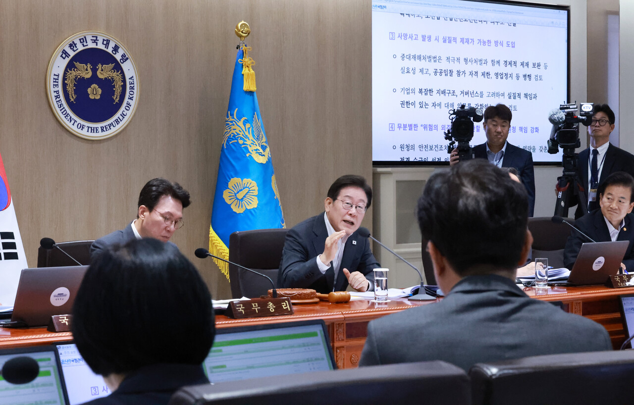 이재명 대통령은 29일 오전 국무회의 모두발언을 통해 올해 포스코이앤씨 현장에서 연이은 산업재해 사고로 노동자들이 숨진 사실을 언급하며 질타했다. /연합뉴스