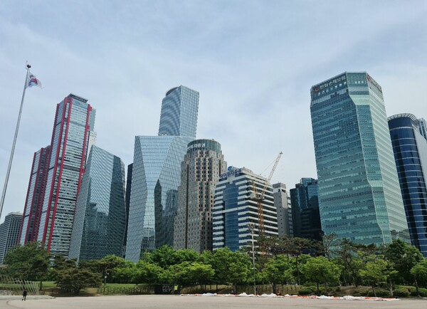 국내 증시가 상승세를 이어가면서 대형 증권사들의 2분기 실적에 대한 기대감도 커지고 있다. 사진은 여의도 증권가. /연합뉴스