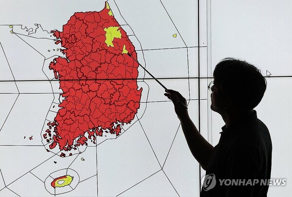 무더위가 이어지고 있는 30일 서울 동작구 기상청 모니터에 폭염 특보 발효 지역이 표시되고 있다. 빨간 색으로 표시된 곳은 폭염 경보, 노란 곳으로 표시된 곳은 폭염주의보가 발효된 지역이다. /연합뉴스
