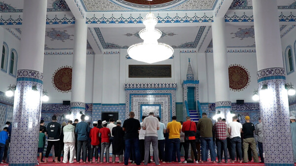 지난 5월 28일 서울중앙성원의 마지막 예배 모습이다. 종교는 무슬림 이주노동자들의 삶에서 큰 비중을 차지한다. /장세곤 기자