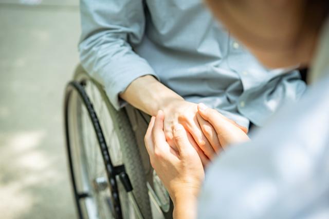 요양시설 종사자들의 처우 개선을 위한 입법이 추진되는 가운데 현장에서는 제도의 실효성을 높이기 위해 수가 인상 등 재정 지원이 병행돼야 한다는 목소리도 나온다. /게티이미지뱅크