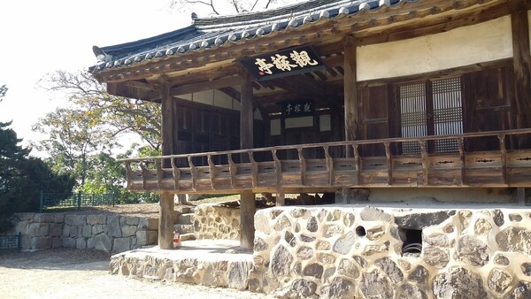 관가정 사랑채, 바깥주인의 영역으로 손님들이 수시로 드나들지만, 안채와 공간이 분리되어 있어 집안 식구들과 마주칠 염려가 없다. /김정관