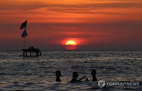 제주도 해안 전역에서 밤사이 최저기온이 25도를 넘는 열대야 현상이 발생했다. /연합뉴스