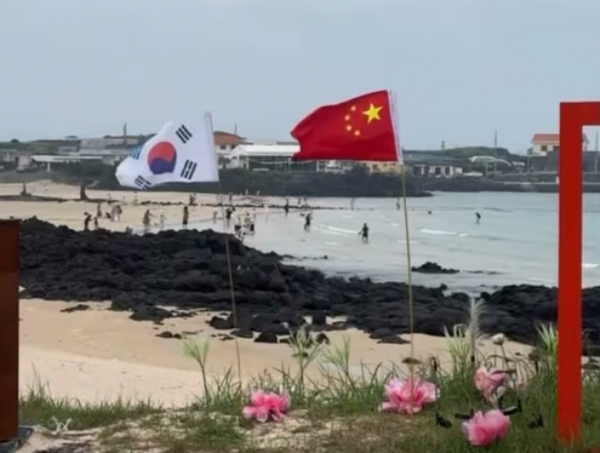 지난달에는 중국인으로 추정되는 인물이 우도면 하고수동해수욕장 중국 국기인 오성홍기를 설치했다가 민원에 철거되는 사건도 발생했다. /SNS