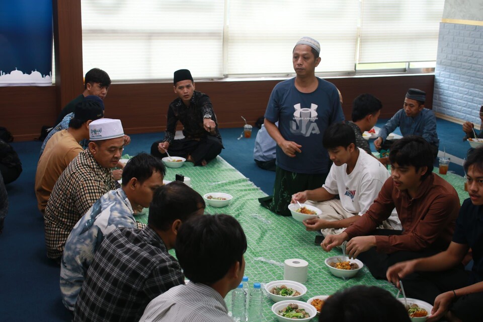 부산의 인도네시아 이주노동자 커뮤니티가 회원들이 모여 식사하고 있다. /부산이슬람성원