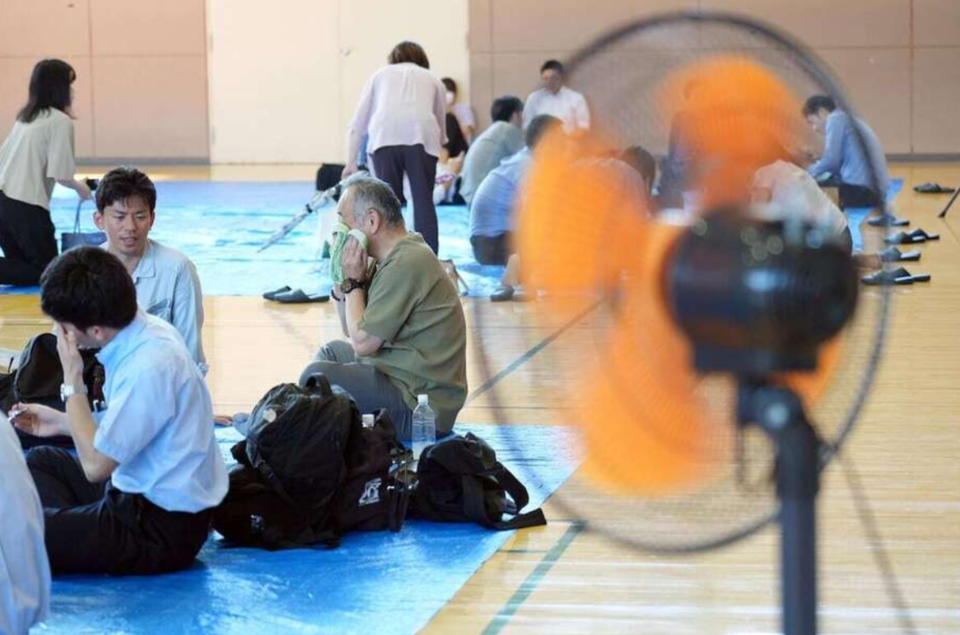 30일 오후 미야기현 이시노마키시에서 피난 장소로 사용된 체육관에는 폭염 대책으로 선풍기와 에어컨이 설치됐다. /카모가와 카즈야, 주식회사 산케이디지털