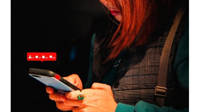 스마트폰으로 SNS에 열중하는 이미지. /픽사베이