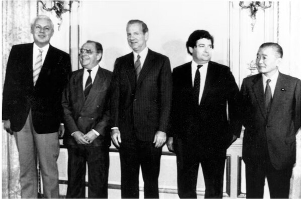 40년 전 뉴욕 플라자호텔에서 미국 달러의 평가절하를 겨냥한 '플라자 합의'를 성사히킨 미국 일본 독일 영국 프랑스의 재무장관들. 중앙이 회의를 소집한 미국의 제임스 베이커 재무장관, 맨 오른쪽이 플라자 합의의 최대 희생양이 된 일본의 다케시타 노보루 당시 대장상. / AP=연합뉴스