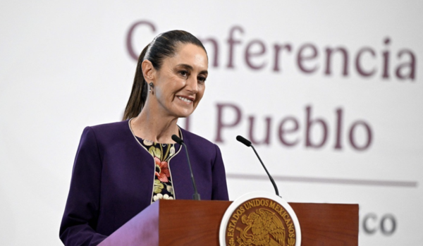 지난달 31일(현지 시각) 미국과의 관세 협상 내용을 알리며 미소 짓는 멕시코 대통령 /AFP=연합뉴스