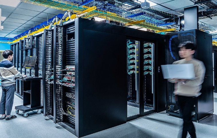 SK텔레콤이 인공지능 서비스 '에이닷'을 대폭 업그레이드한 4.0 버전을 출시했다. 사진은 SK텔레콤 자체 구축 슈퍼컴퓨터 '타이탄'이다. /연합뉴스