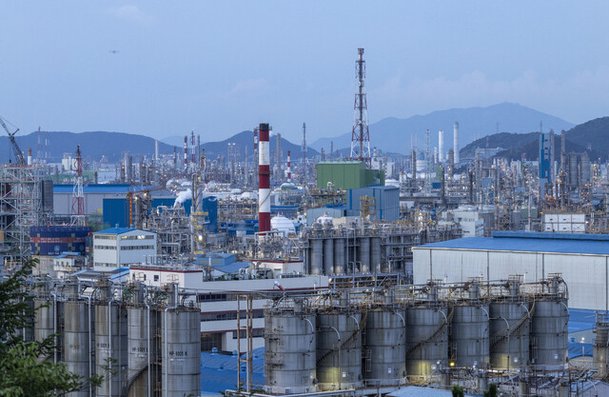 중국산 저가 공세로 공장 문닫을 일만 남은 여수산업단지 전경. /여성경제신문DB