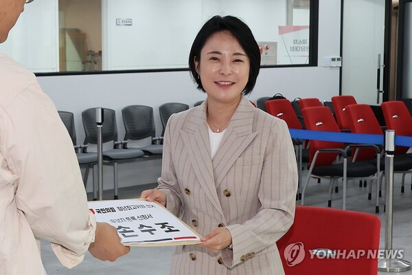 손수조 리더스 클럽 대표가 30일 서울 여의도 국민의힘 당사에서 8·22 전당대회 청년최고위원 후보 등록을 하고 있다. /연합뉴스