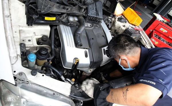 보험금 산정 기준을 정품이 아닌 인증부품 가격으로 바꾸는 자동차보험 약관 개정안을 두고 보험업계는 수리비 절감을 위한 조치라고 주장하는 반면 전문가와 소비자단체는 보증수리 거절 등 소비자 피해 우려를 제기하고 있다. /연합뉴스