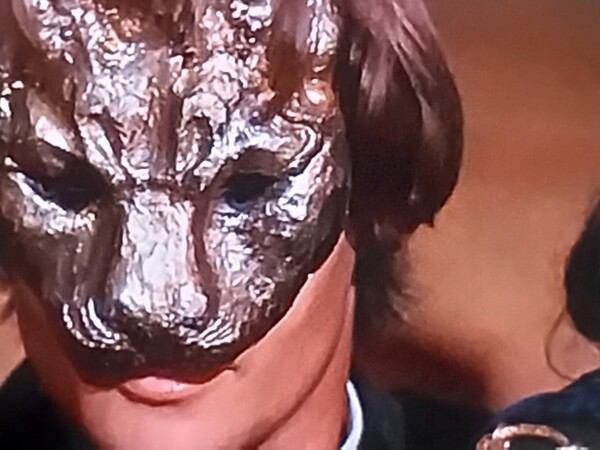 가면무도회는 얼굴을 완전히 가려 누군지 몰라야 하는 것이 원칙이다. 영화 <로미오와 줄리엣>의 한 장면