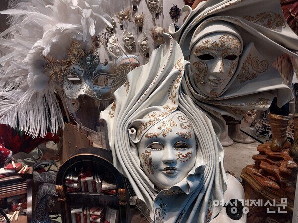 베네치아에 가면 기념품 가게에서 여러 종류의 가면을 판다. 가면 파티가 있는 베네치아 카니발 때문이다. /사진=강신영