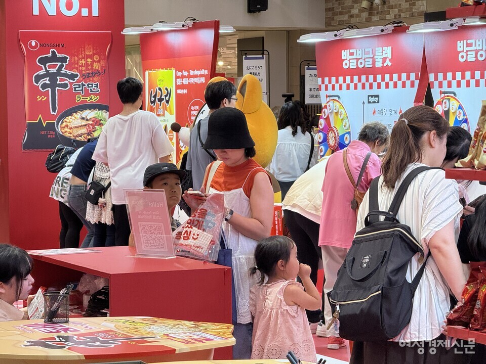 농심이 일본 오사카 한큐백화점에서 신라면 팝업스토어를 열었다. 매운 음식에 익숙지 않은 일본인들도 긴 줄을 서며 참여했다. 룰렛 이벤트·MBTI 토핑 추천 등 체험형 콘텐츠로 한류 인기를 실감케 했다. /김현우 기자