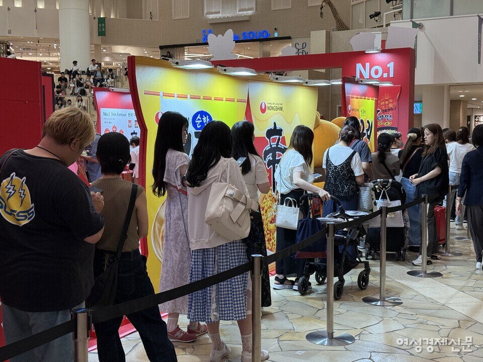 “맵지만 궁금해요” 신라면 팝업스토어에 오사카 시민들이 몰렸다. 백화점 앞엔 긴 줄이 이어졌고, 매운맛이 익숙지 않은 일본인들도 한류 열풍 속 신라면 체험에 적극 참여했다. /김현우 기자