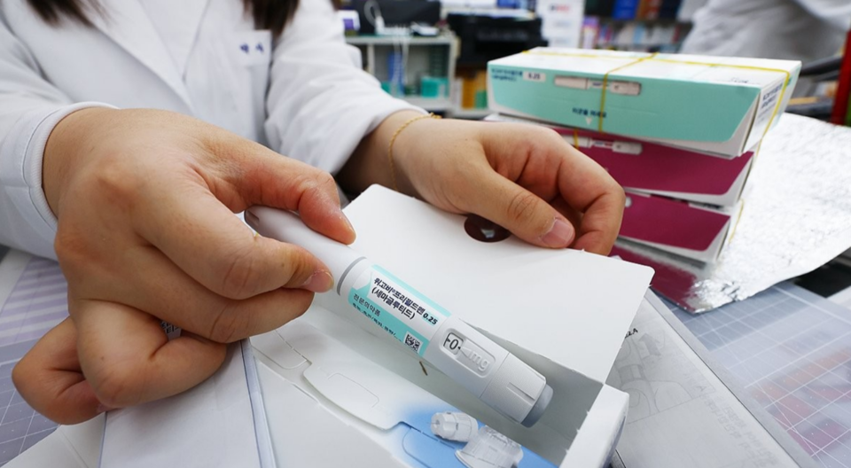 지난해 10월 서울 종로구 새종로약국에서 약사가 위고비를 꺼내고 있다. 위고비는 혈당 조절에 중요한 인슐린 분비를 촉진해 식욕 억제를 돕는 GLP-1 계열 비만 치료제다. 식약처는 위고비가 의사의 처방 후 약사의 조제·복약지도에 따라 사용해야 하는 의약품이라고 설명했다. /연합뉴스