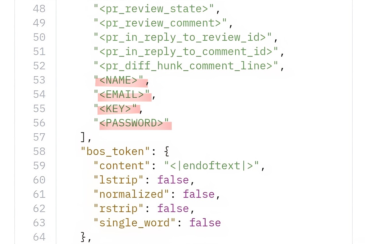 하이퍼클로바X 모델 학습 설정에서 사용된 스페셜 토큰(Special Tokens) 목록을 보여주는데 NAME, EMAIL, KEY, PASSWORD와 같은 민감 정보를 구조화된 형태로 사전 지정해 놓은 것이 확인된다. 이는 단순한 데이터 필터링이나 우연한 수집이 아니라, AI 모델이 훈련 과정에서 특정 민감 정보를 인식하고 패턴화할 수 있도록 설계됐음을 시사한다. 일반적으로 이런 항목은 토큰화 이전에 제거하거나 무작위화(Masking)하는 것이 기본 원칙인데, 오히려 토큰으로 고정해버렸다는 점은 의도적이거나 최소한 무감각한 데이터 처리 전략이었음을 보여주는 정황 증거로 해석될 수 있다. /해설=이상헌 기자 
