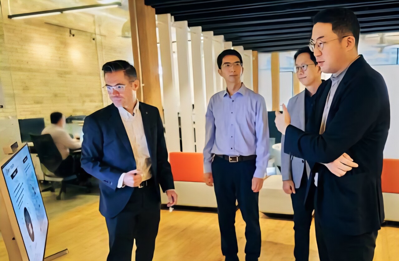 구광모 LG그룹 회장(오른쪽)이 지난 2023년 10월 22일 캐나다 토론토 LG전자 'AI 랩'을 방문해 AI 전략을 논의하고 있다. 사진 왼쪽부터 케빈 페레이라 LG전자 토론토 AI 랩장, 이홍락 LG AI연구원 CSAI, 배경훈 LG AI연구원장. /LG그룹