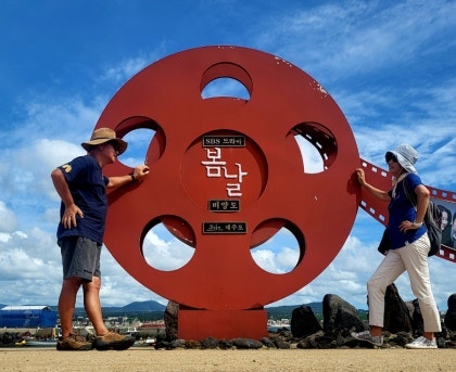 제주 비양도에서의 우리 부부. 매년 한 번 같은 포즈로 사진을 찍는다. 서로를 바라보며··· /한익종