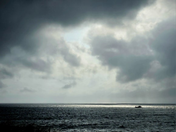 곧 닥칠 거친 폭풍우를 피하는 작은 배 /한익종