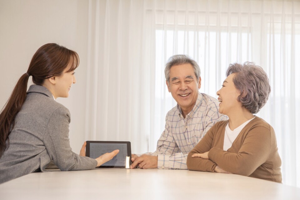 대한민국은 초고령 사회에 진입하며 노인을 경제 주체로 재인식할 필요성이 커졌다. 실버타운은 고령화 해법이자 미래 산업으로 주목받고 있다. 60조원 투자 시 114조원 생산 유발, 의료비 절감 등 경제 효과가 크며, 정부의 리츠펀드 조성과 규제 완화, 소득별 지원책이 시급하다. /게티이미지뱅크