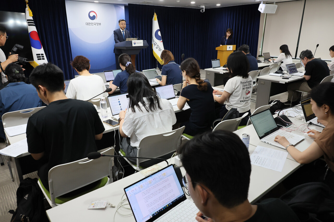 송상훈 과학기술정보통신부 정보통신정책실장이 4일 서울 종로구 정부서울청사에서 독자 AI 파운데이션 모델 프로젝트 정예팀 선정 결과를 브리핑하고 있다. /연합뉴스