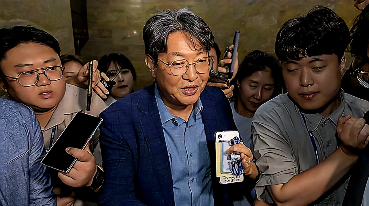 차명 주식거래 의혹이 제기된 국회 법제사법위원장 더불어민주당 이춘석이 의원이 5일 국회에서 열린 본회의에 참석한 뒤 본회의장을 빠져나가다 취재진 질문을 받고 있다. /연합뉴스