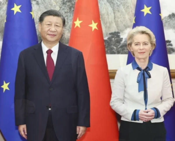 지난해 4월 시진핑 중국 국가주석(왼쪽)이 우르줄라 폰데어라이엔 유럽연합 집행위원장을 만나 기념촬영을 하고 있다. /중국 외교부 홈페이지 캡처