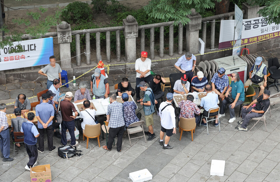 7일 국민연금공단에 따르면 국민연금연구원은 최근 ‘노인복지주택사업 타당성 검토’를 2025년도 연구용역 과제로 최종 선정했다. 이번 연구는 특히 국민연금 급여와 연계한 공공 노인주택 모델을 구체화하는 데 초점을 맞춘다. 사진은 지난 7월 서울 종로구 탑골공원 인근 어르신들 모습 /연합뉴스
