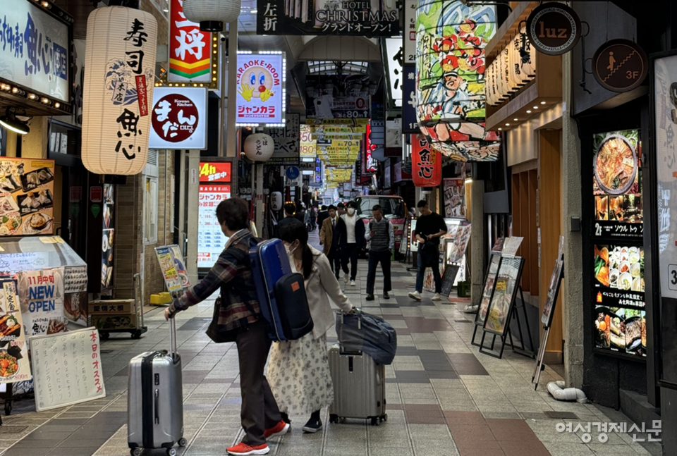 일본은 가업 승계 제도와 장수 브랜드 보호 정책으로 자영업 생태계가 안정적인 반면, 한국은 높은 자영업 비중과 열악한 승계 환경으로 창업과 폐업이 반복되는 구조적 한계를 안고 있다. /김현우 기자